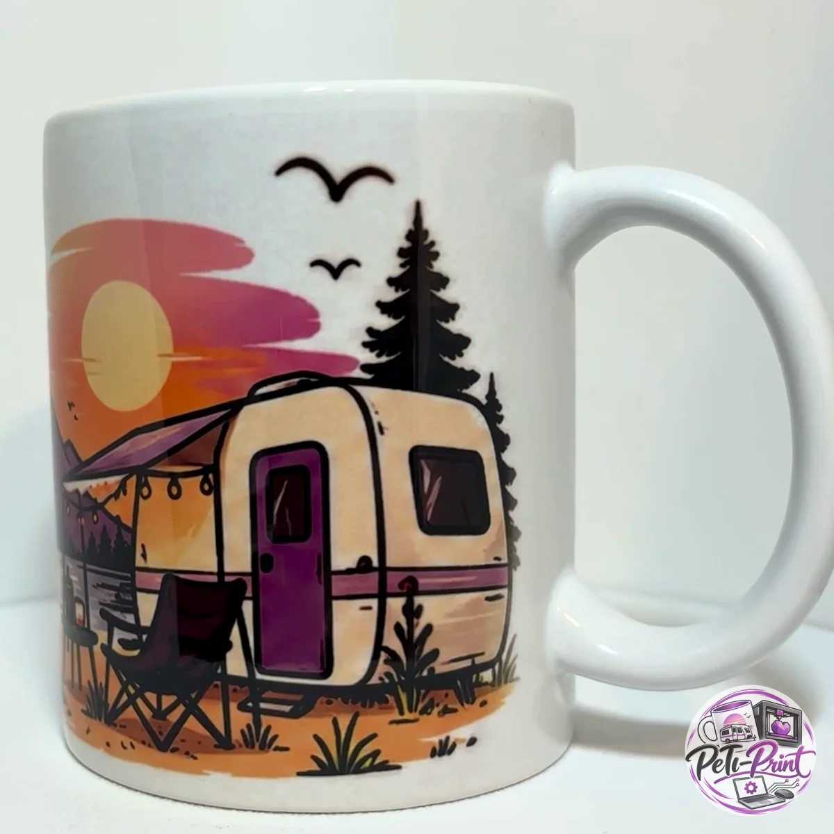 Camper-Tasse Wohnwagen Lila – Rückseite mit Wohnwagen im Sonnenuntergang
