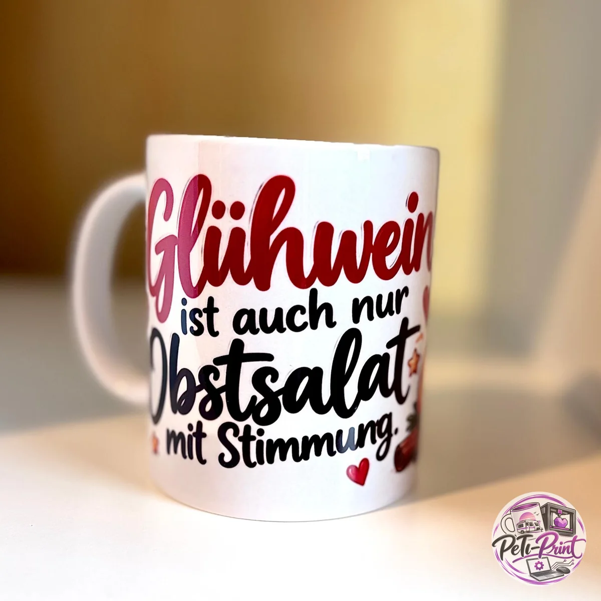 Tasse „Glühwein ist auch nur Obstsalat mit Stimmung“ – Vorderseite mit Spruch
