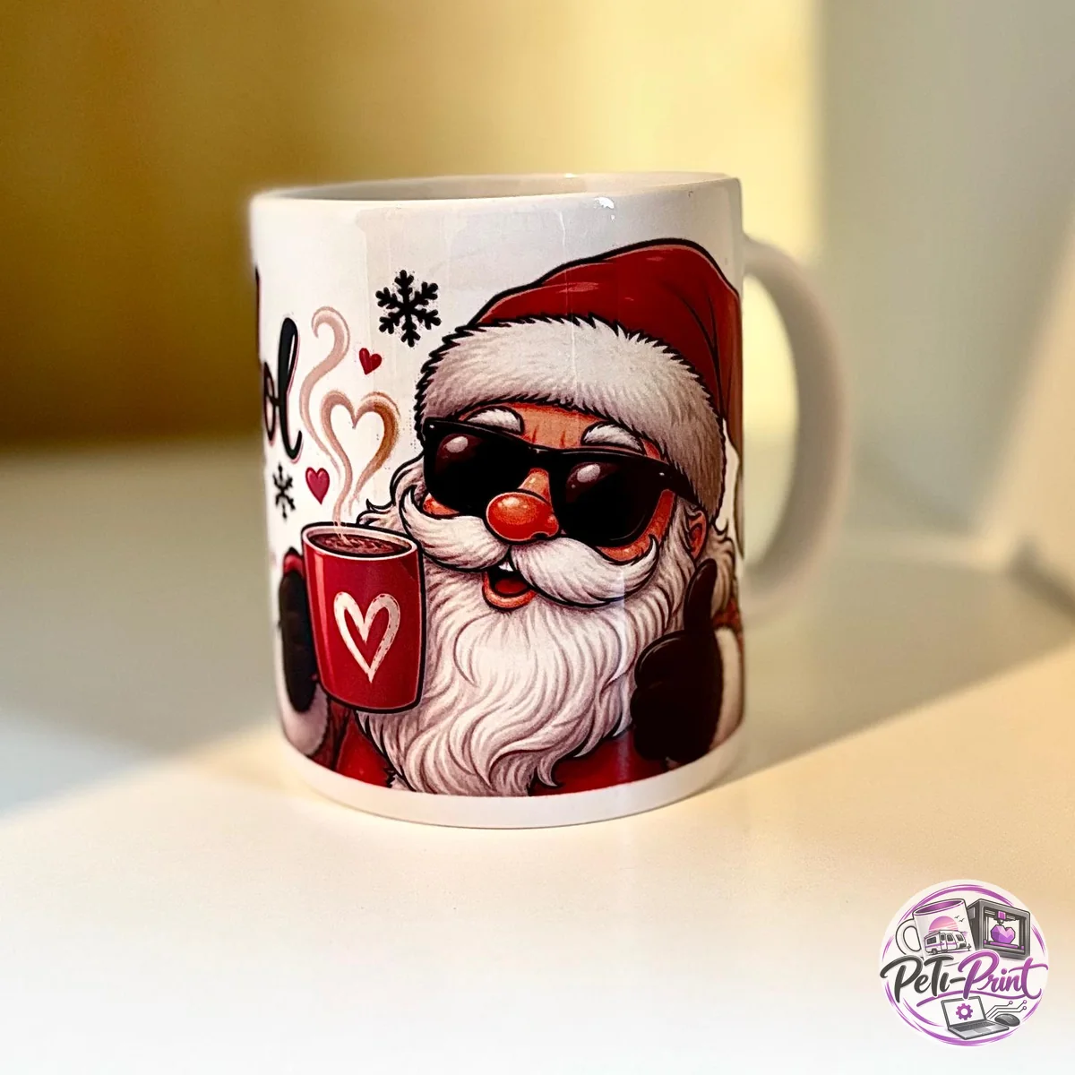 Tasse „Ho Ho Hol mir 'nen Kaffee!“ – Rückseite mit Weihnachtsmann und Sonnenbrille
