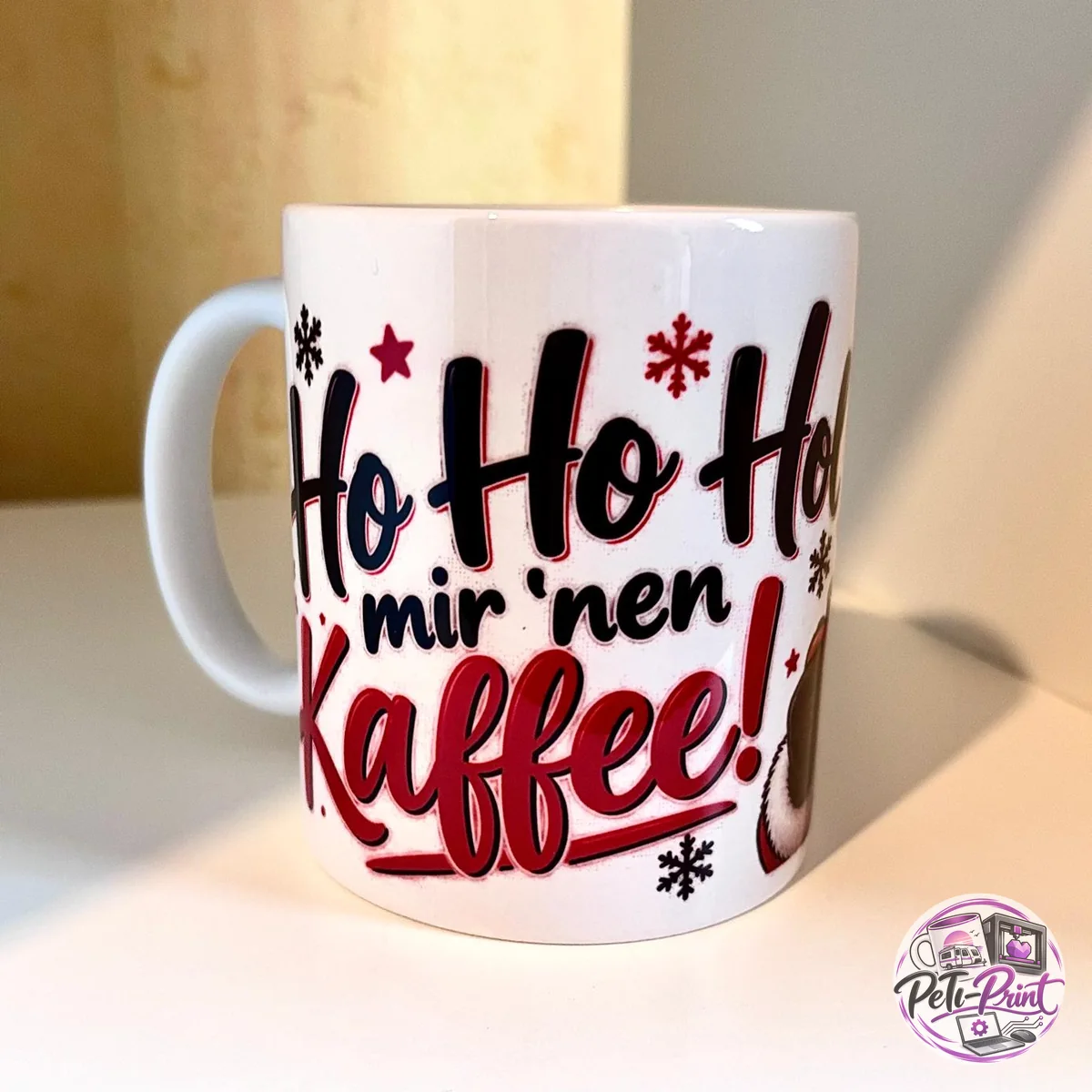 Tasse „Ho Ho Hol mir 'nen Kaffee!“ – Vorderseite mit Spruch