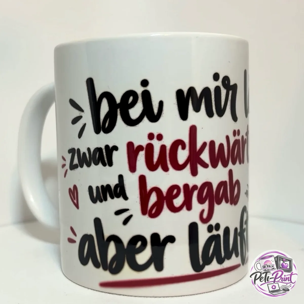 Tasse Bei mir läuft’s zwar rückwärts und bergab, aber läuft – Vorderseite