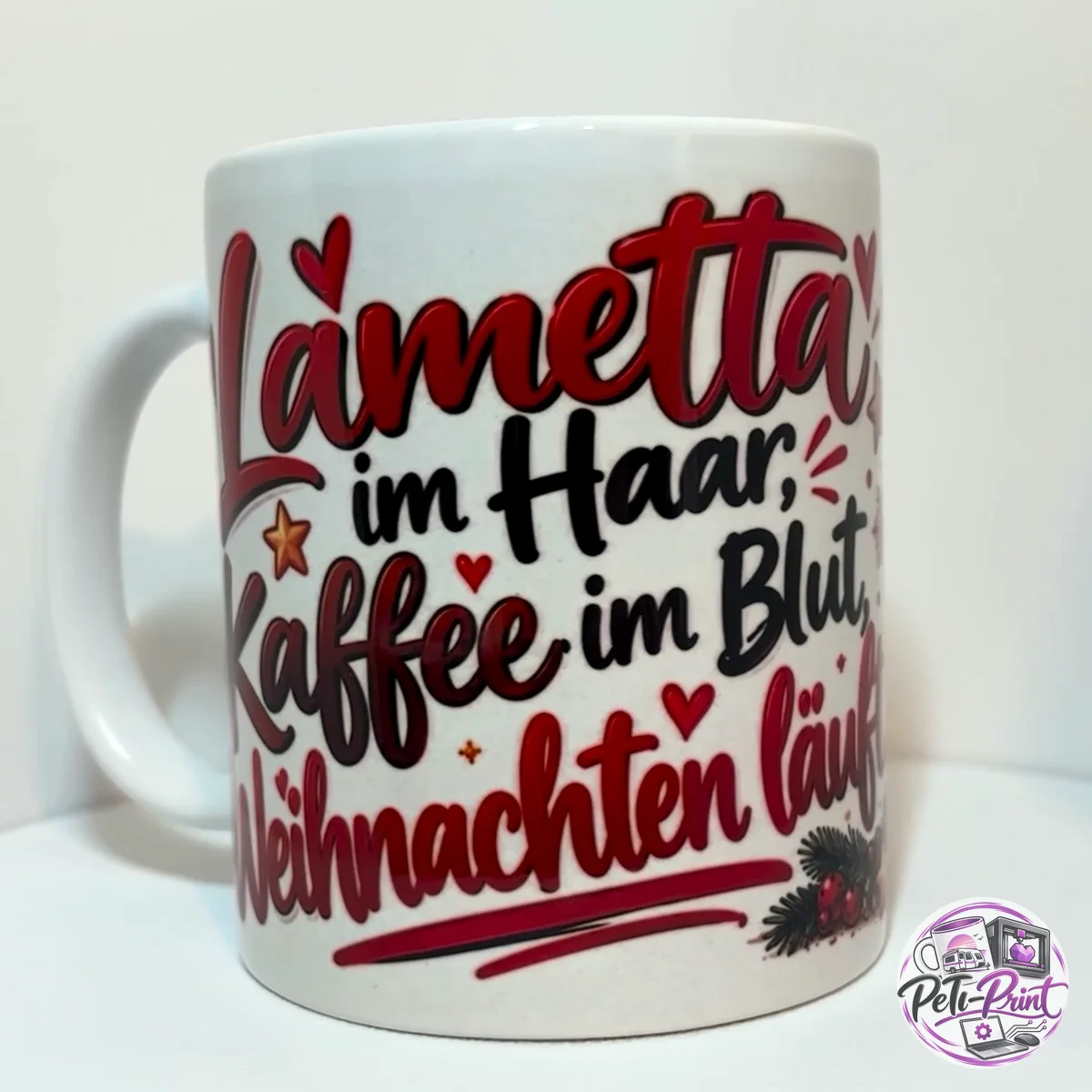 Tasse Lametta im Haar, Kaffee im Blut, Weihnachten läuft – Vorderseite